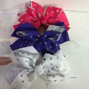 I’m selling girl hair clips set of three